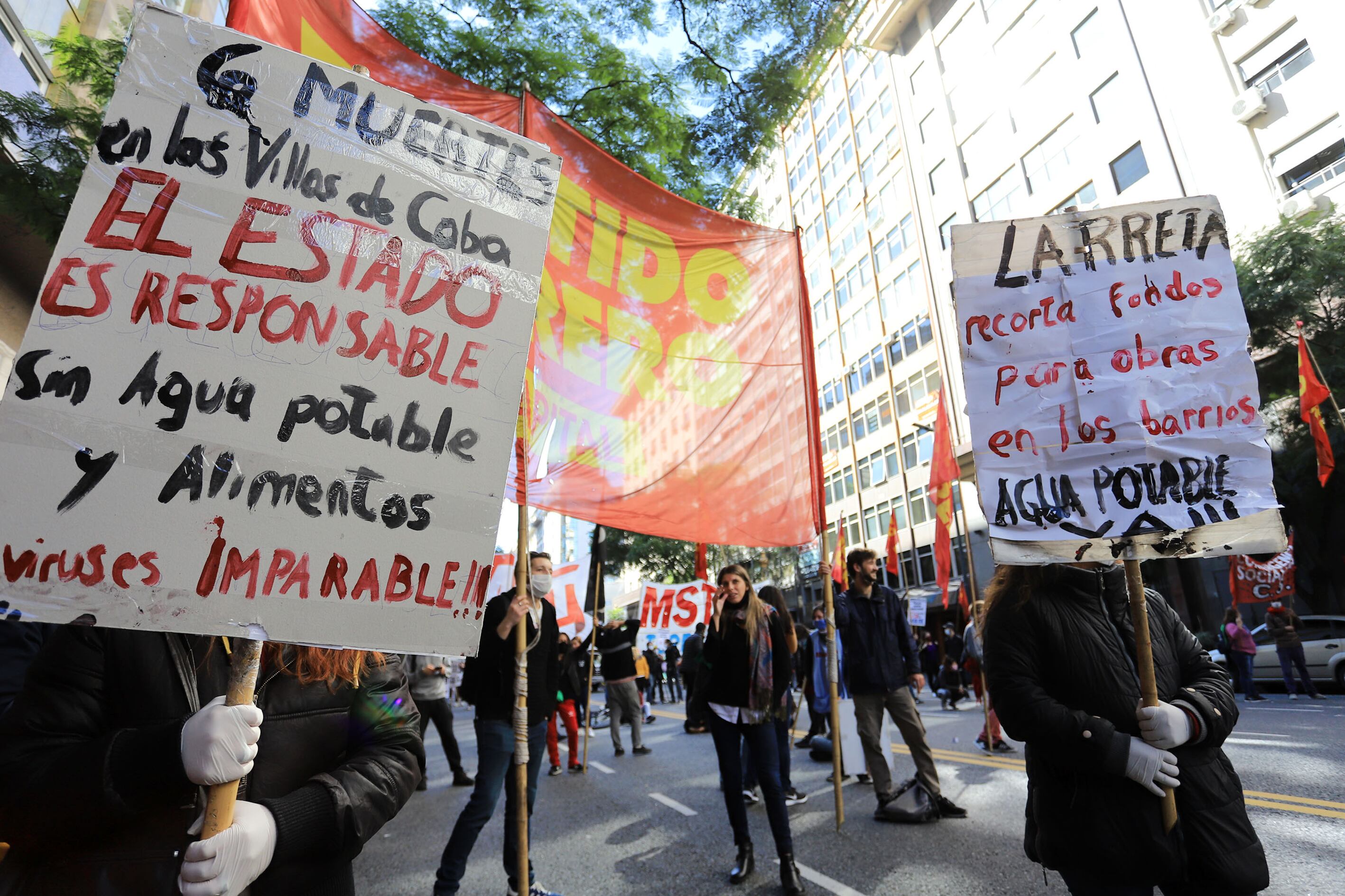 Agrupaciones de izquierda protestan frente a la Legislatura porteña, mientras se realizaba la sesión.