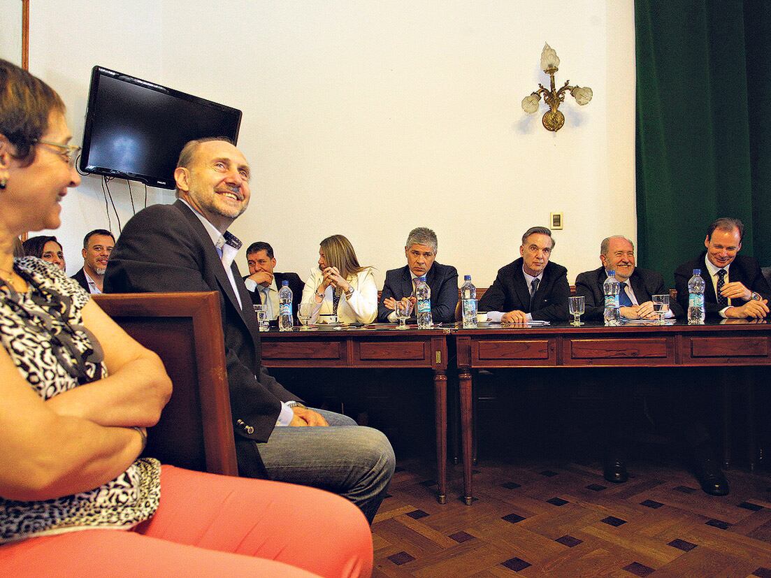 Gobernadores y senadores acordaron ayer una postura común y sellaron la caída de la reforma electoral de Macri.