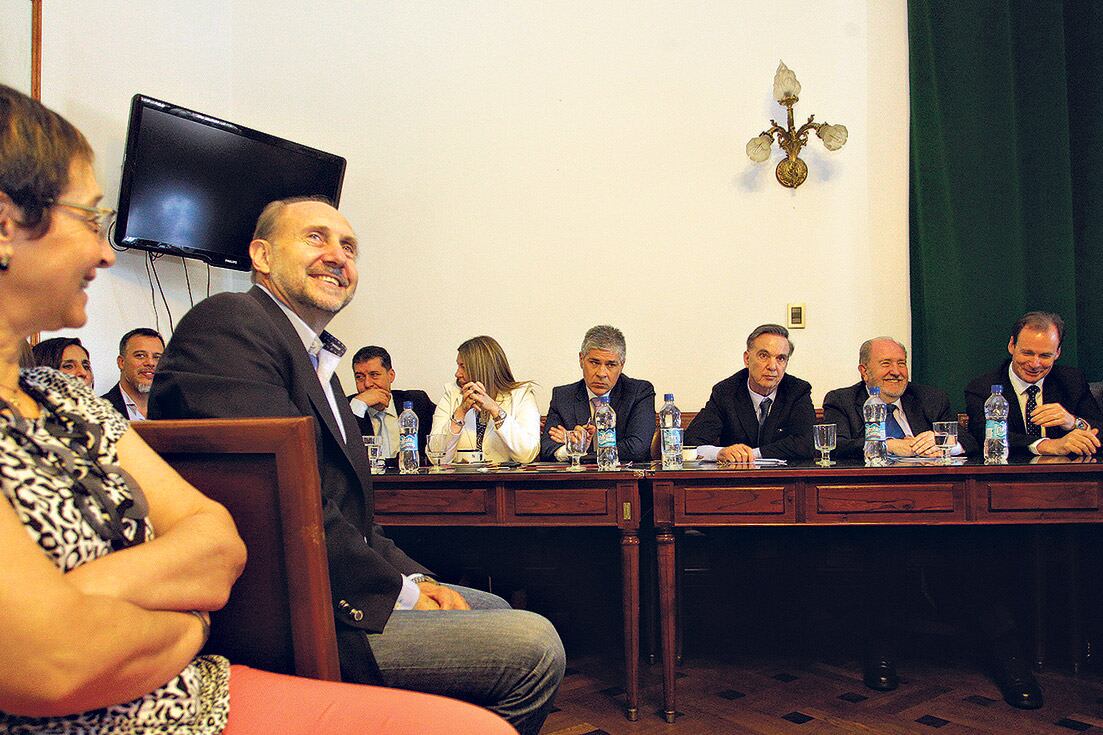 Gobernadores y senadores acordaron ayer una postura común y sellaron la caída de la reforma electoral de Macri.