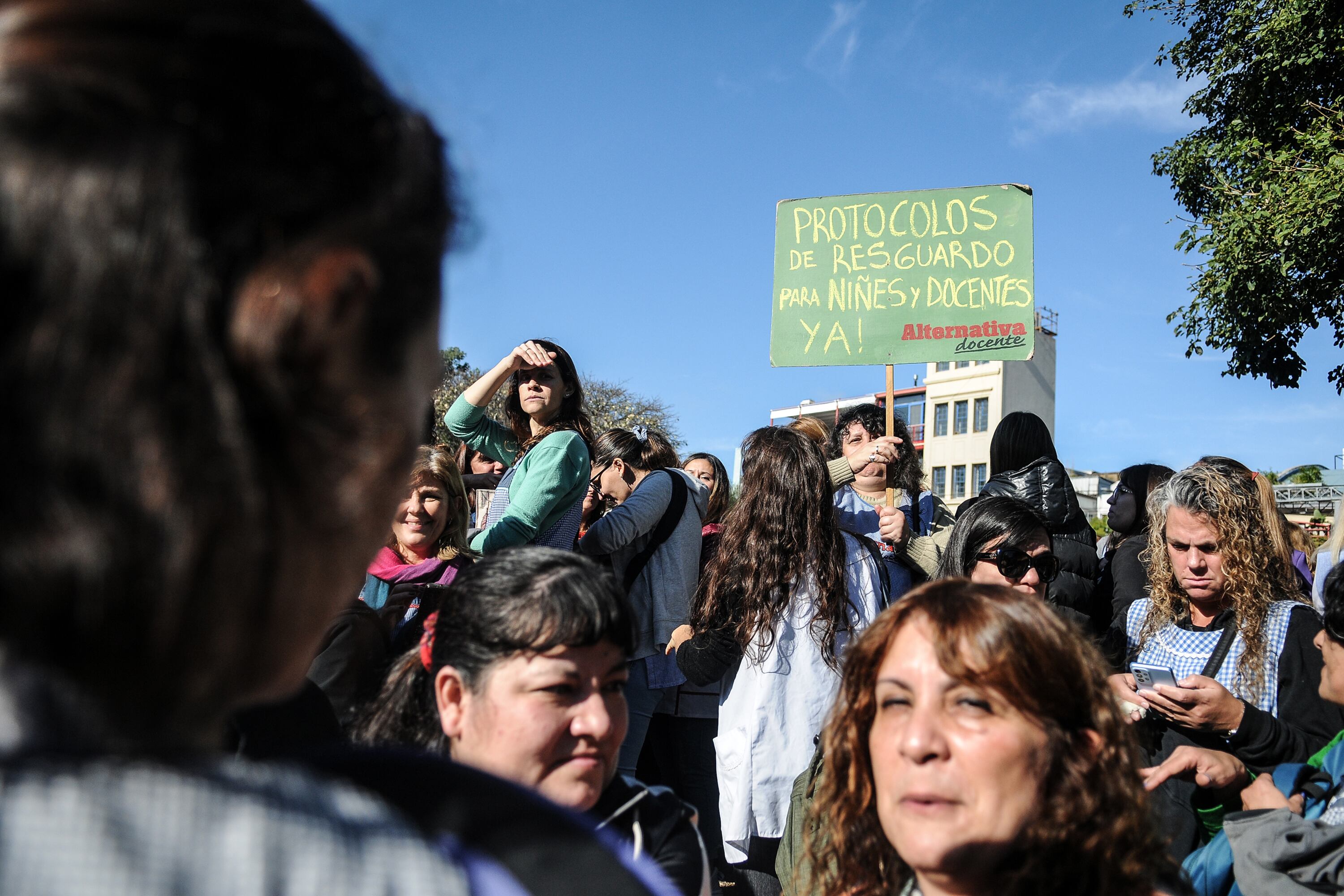 Docentes de tres gremios se movilizaron para reclamar protocolos de resguardo en casos de denuncia de abuso sexual.