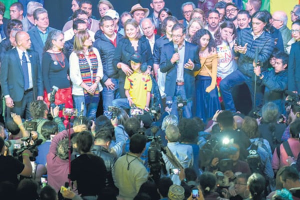 Gustavo Petro y su compañera de fórmula Angela Robledo celebraron anoche en el Down Town Majestic, en Bogotá.