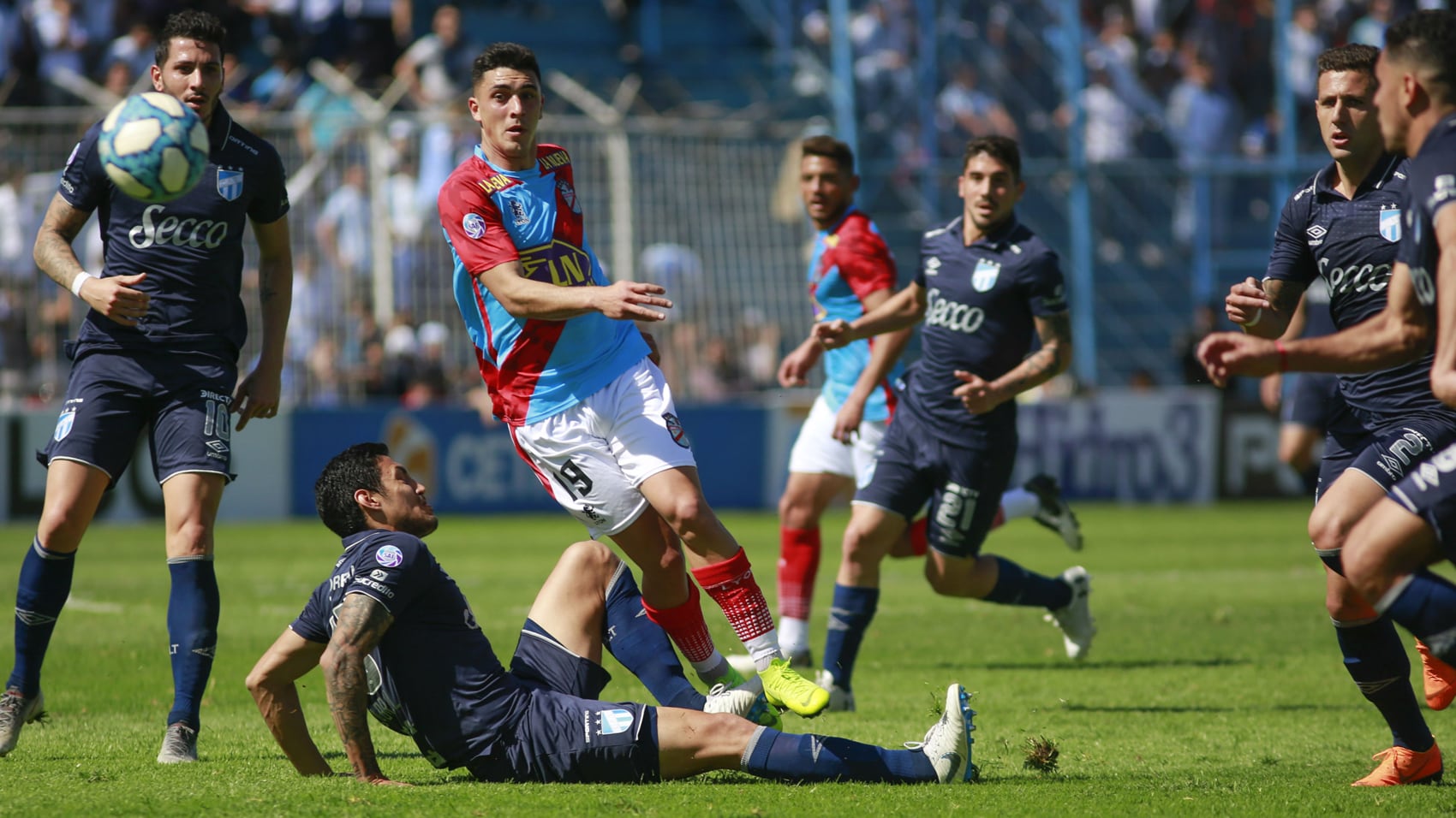 Joel Soñora, rodeado por jugadores tucumanos.