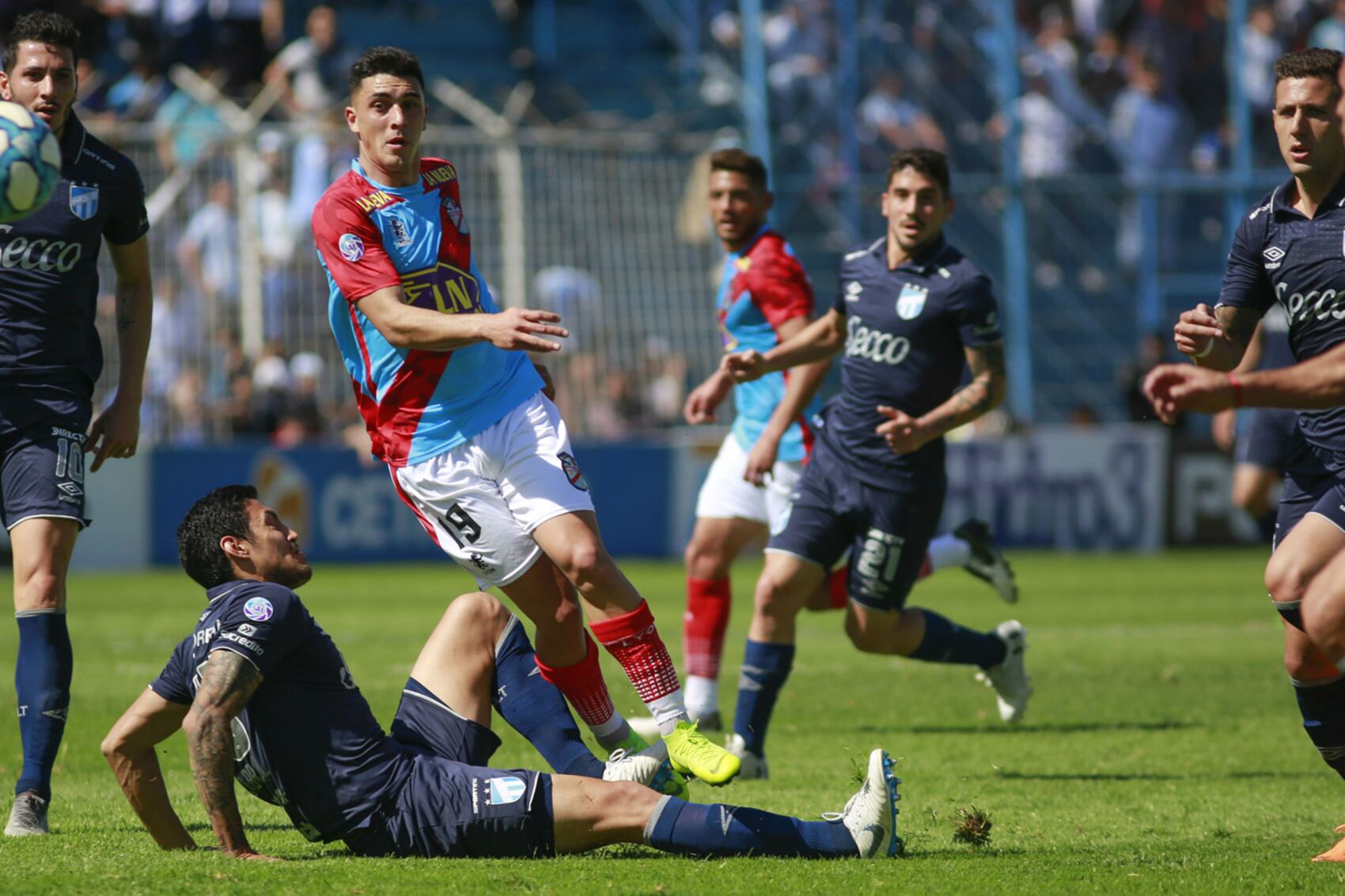 Joel Soñora, rodeado por jugadores tucumanos.