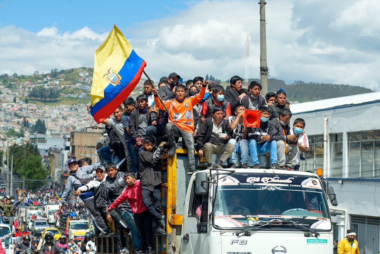 Caravana indígena en Quito de protesta contra el gobierno de Lasso. 