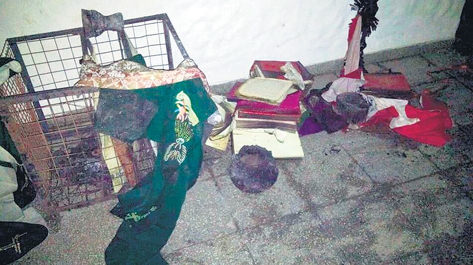 Los vándalos rompieron elementos de la sacristía.