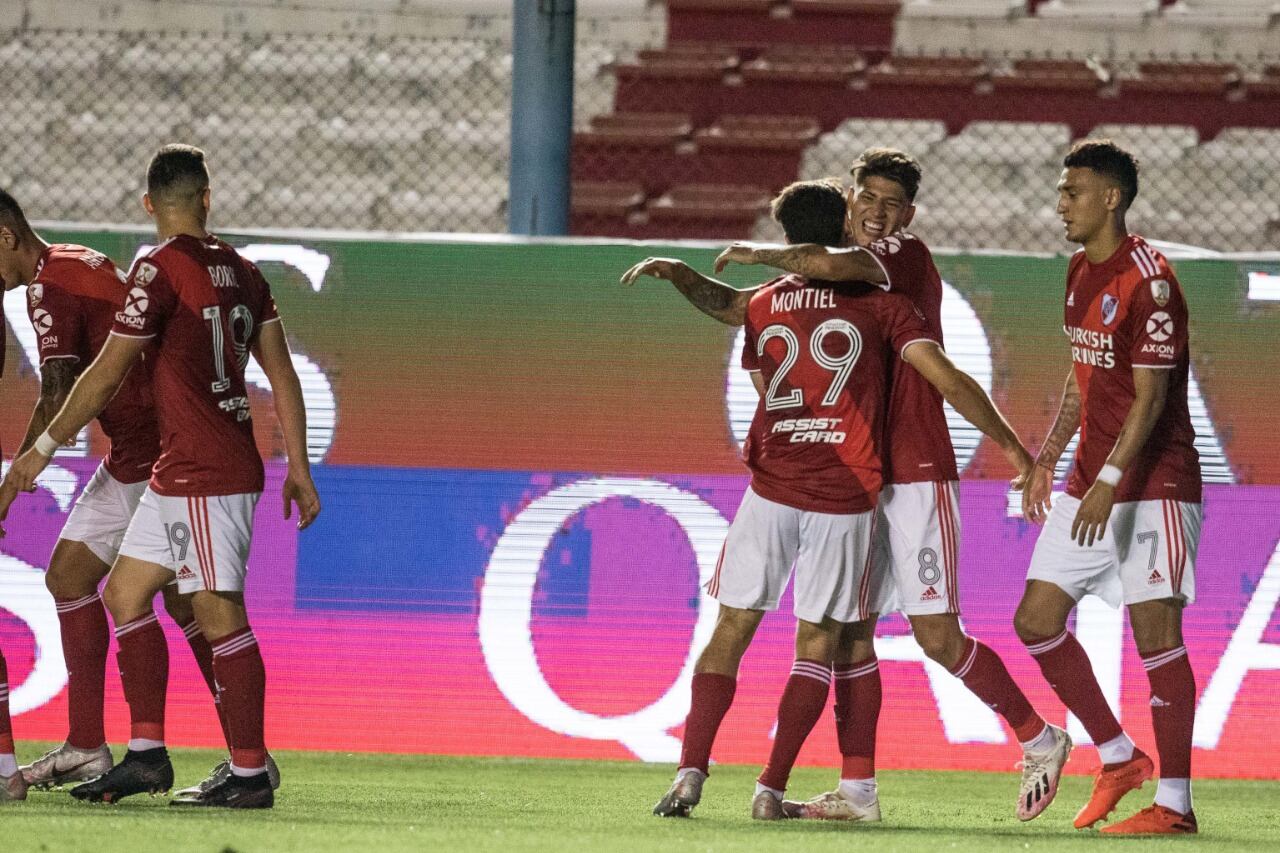 Carrascal festeja con sus compañeros luego de marcar su gol.