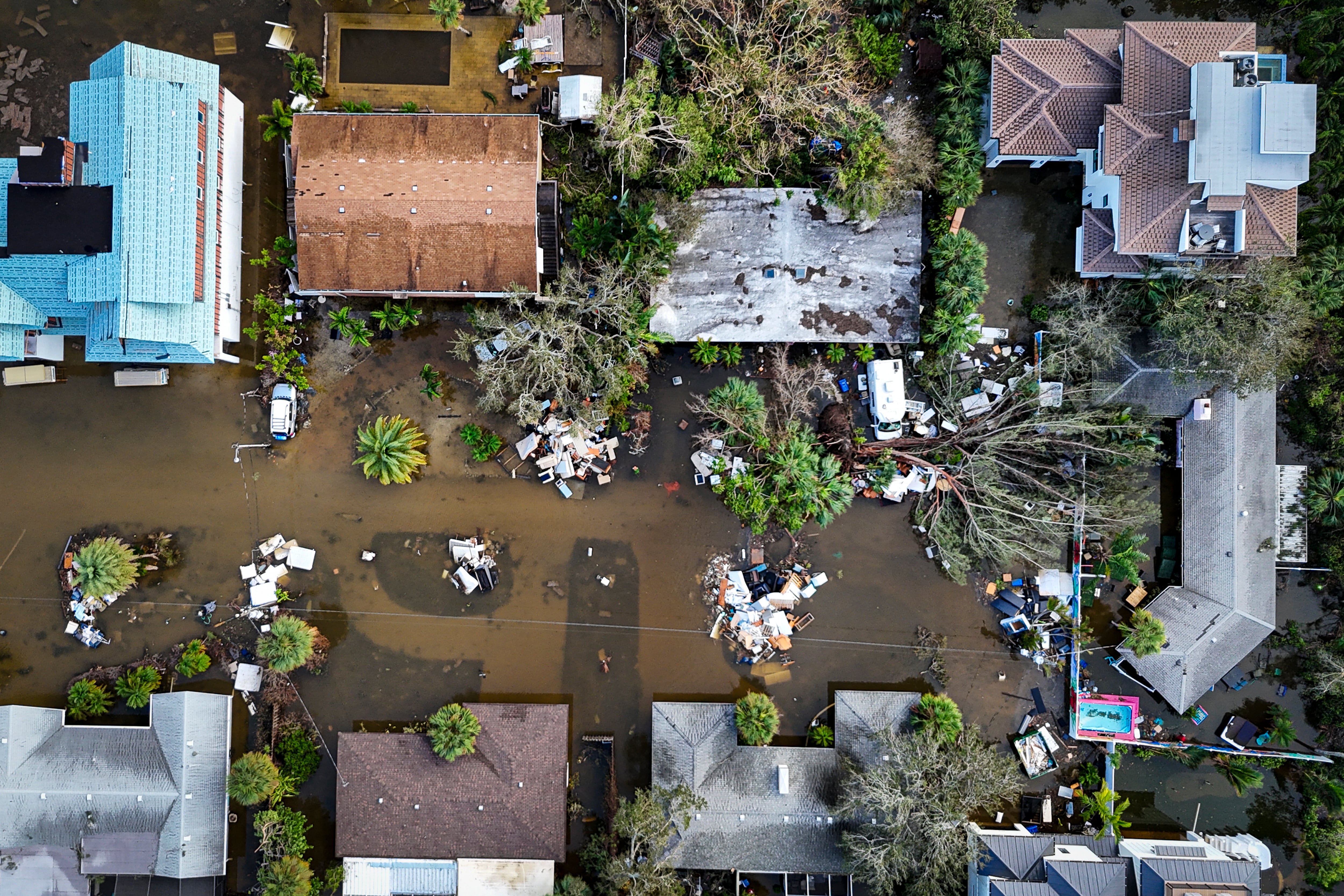 Árboles caídos y barrios inundados en la costa oste de Florida, tras el paso del huracán Milton