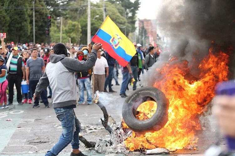 Una imagen de los incidentes frente al Parlamento, en Quito. 