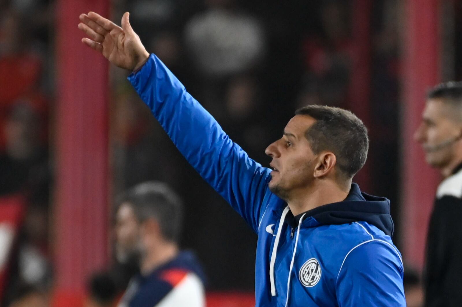 Leandro "Pipi" Romagnoli da indicaciones a su equipo