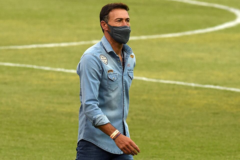 El DT canaya administra jugadores para las tres finales que se le vienen.