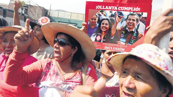 En las afueras del tribunal, algunas decenas de simpatizantes de Humala celebraron la decisión.