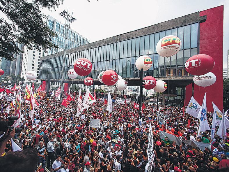 Miles de personas protestan contra Temer en el acto de la CUT en San Pablo.