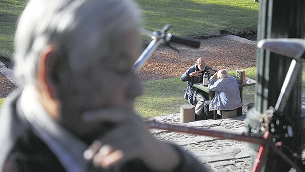 Aumentar la edad de retiro y extender los años de aportes para acceder a la jubilación son algunas de las sugerencias del FMI a nivel global.