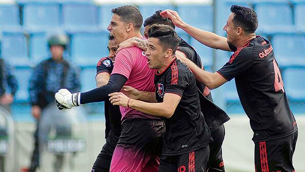 El festejo de Newell’s en torno de Aguerre, que le atajó el penal a Noir.