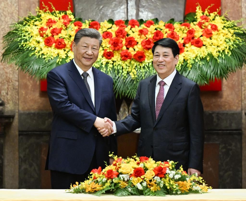 Xi Jinping saluda a Luong Cuong en Hanoi.