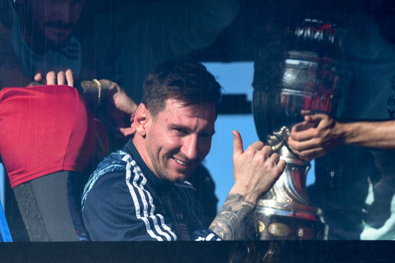 Messi en el micro junto a la Copa América