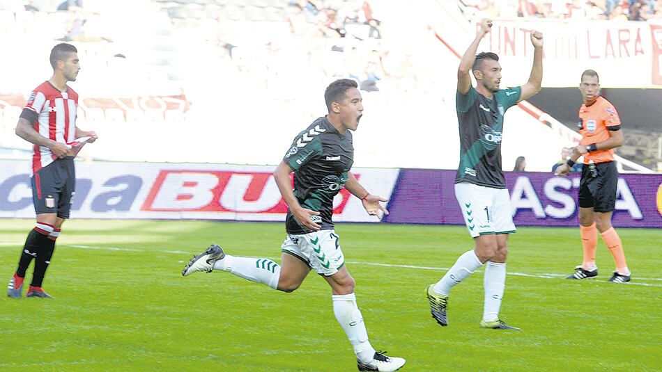 Los jugadores de Banfield festejan el gol.