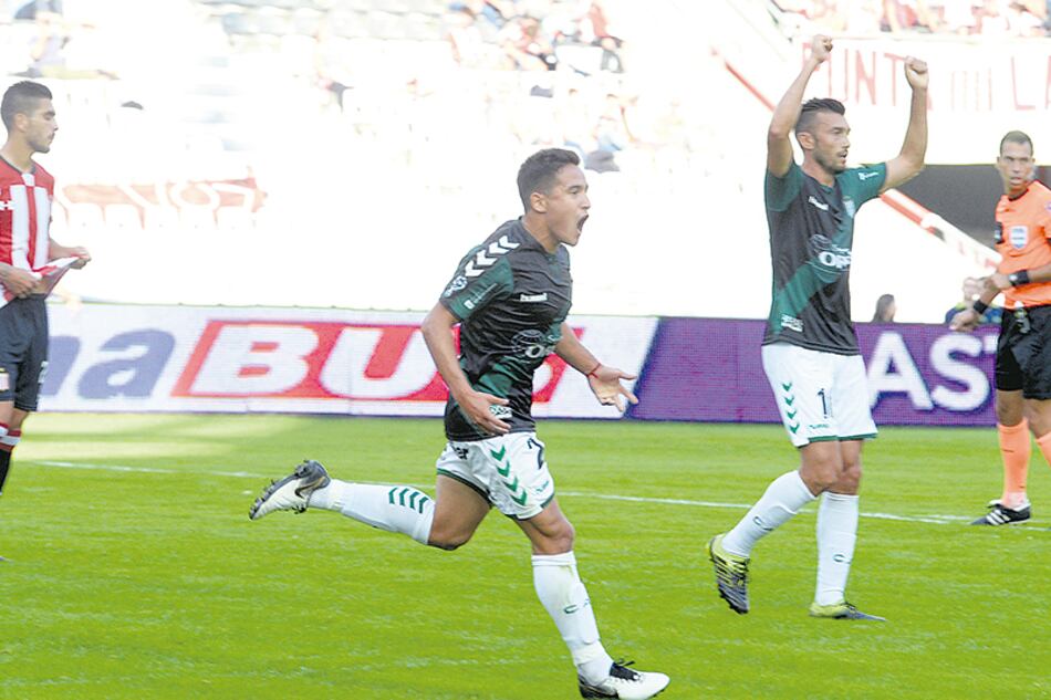 Los jugadores de Banfield festejan el gol.