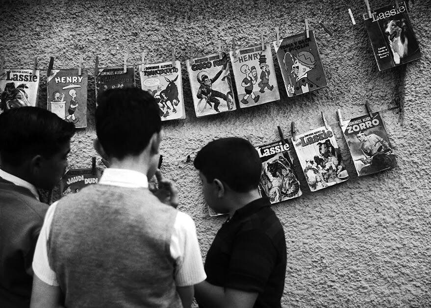 Revistas y libros populares colgados en Parque Rivadavia