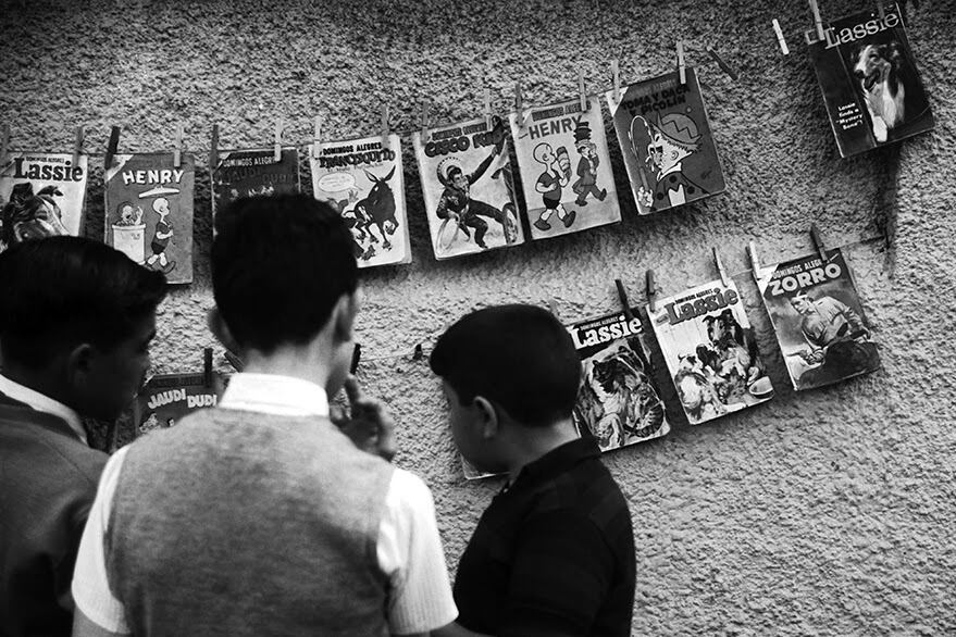 Revistas y libros populares colgados en Parque Rivadavia