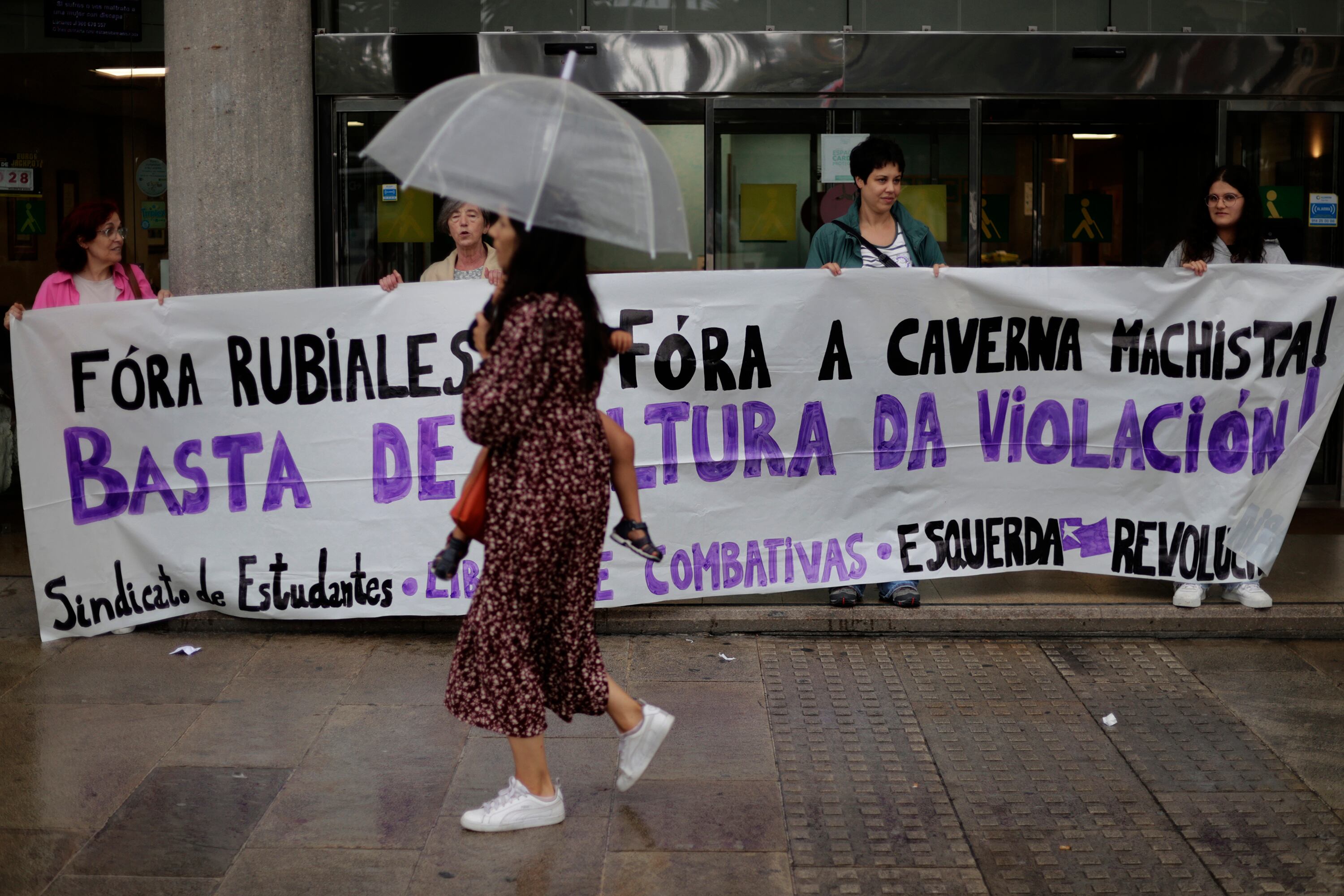 Concentración del colectivo Libres e Combativas contra Luis Rubiales, celebrada esta tarde en A Coruña. 