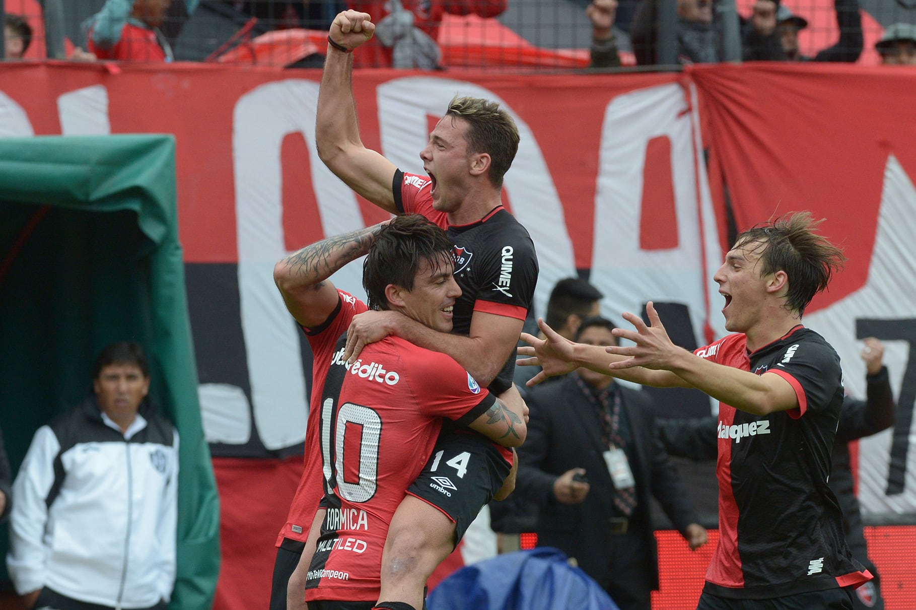 Alexis Rodríguez, con gran control y gesto técnico, clavó el primero. CREDITO DE FOTO: Fotobaires