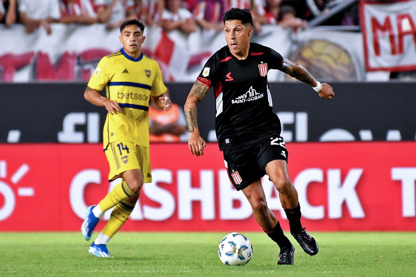Enzo Pérez maneja balón ante la mirada de Langoni.