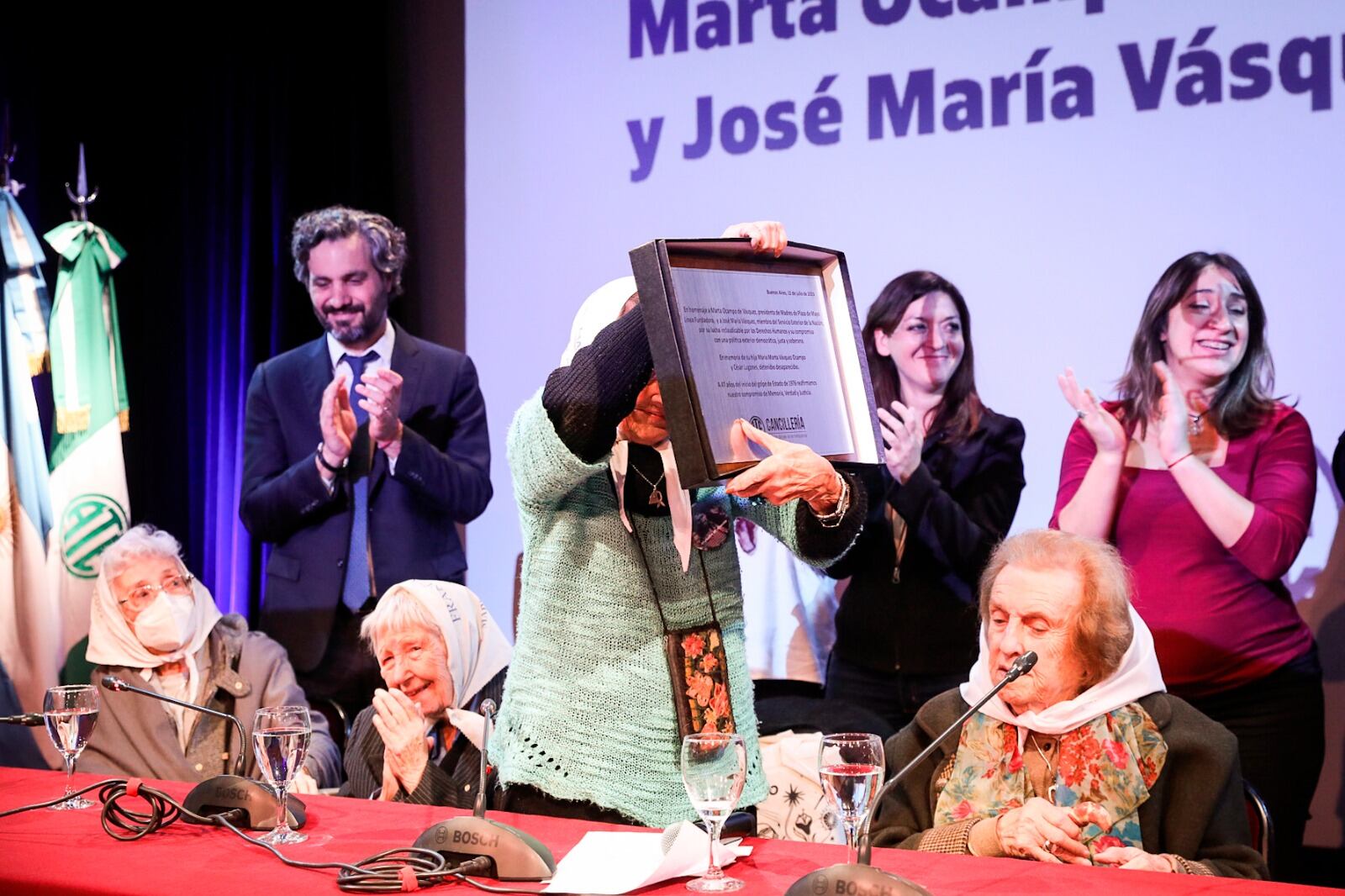 Madres y Abuelas de Plaza de Mayo durante el homenaje de Cancillería a Marta Ocampo de Vásquez.