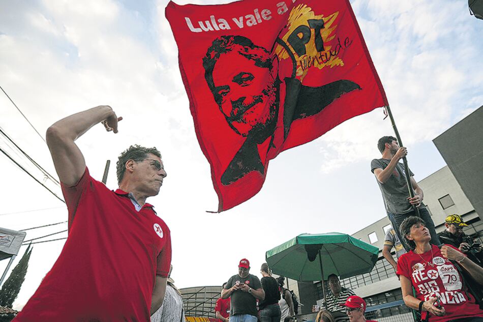 Simpatizantes del ex mandatario de Brasil y candidato favorito piden por su liberación.