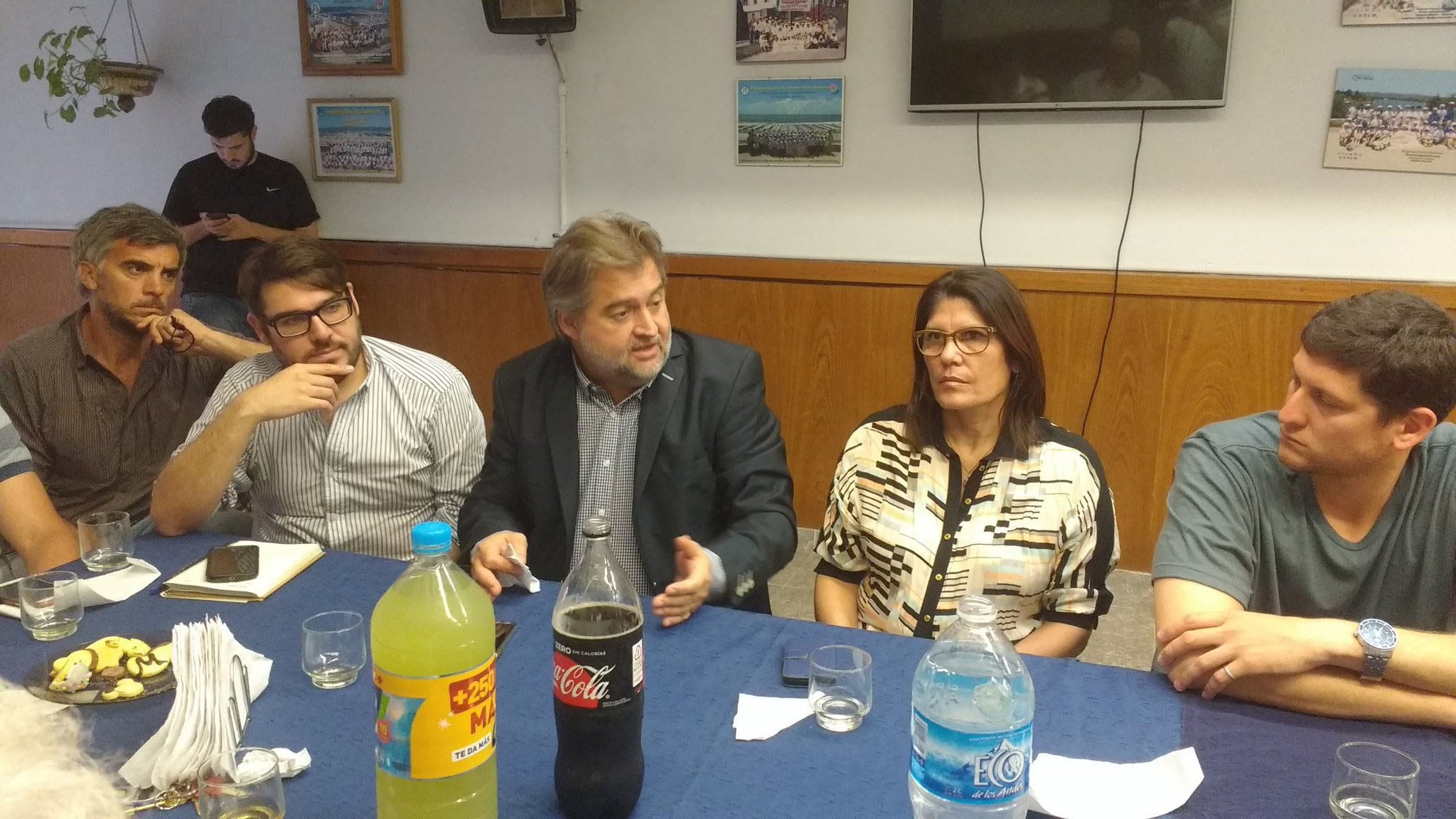 El diputado Mirabella con sindicatos y jefes comunales en la reunión de esta semana.