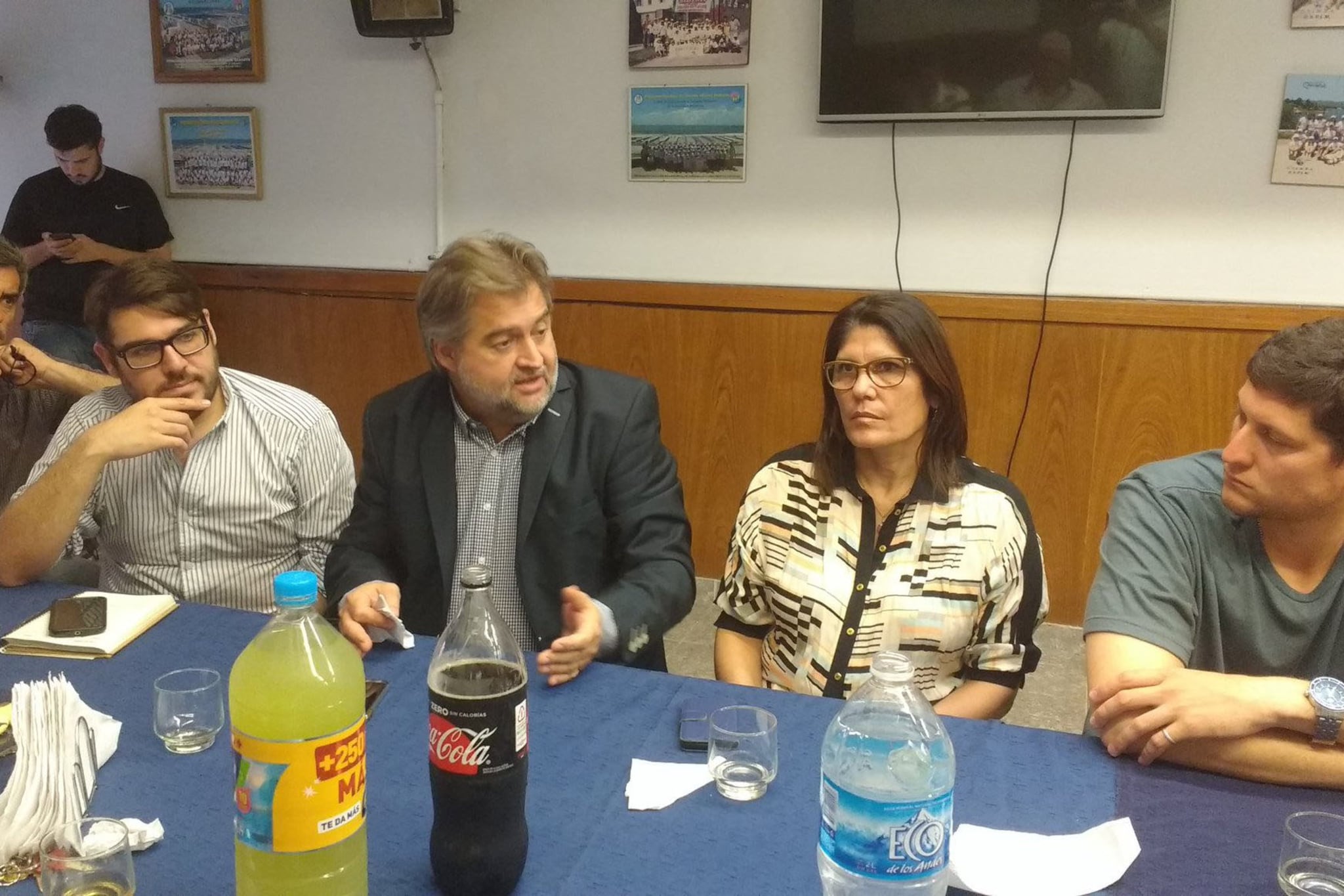 El diputado Mirabella con sindicatos y jefes comunales en la reunión de esta semana.