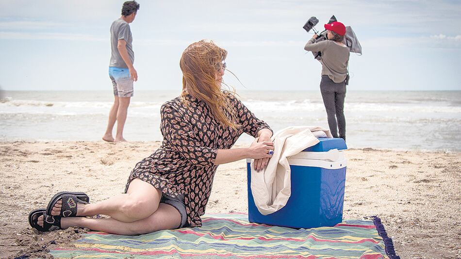 Pilar Gamboa en una pausa del rodaje de Las vegas. Al fondo, el director y la cámara.