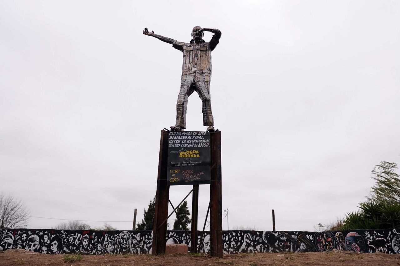 "Con los puños en alto deseando al final, hacer la revolución, con una canción de amor", se lee al pie de la escultura  homenaje al excantante de Los Redondos.