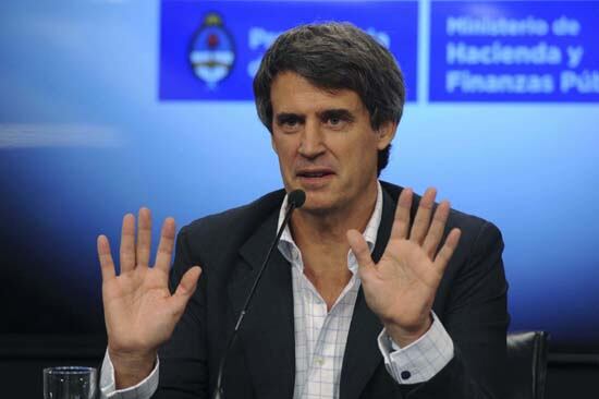 La renuncia de Prat Gay se suma a la de Isela Costantini, extitular de Aerolíneas Argentinas.