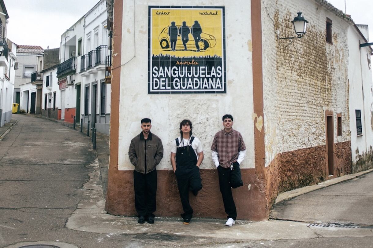Los integrantes de Sanguijuelas del Guadiana en su pueblo natal