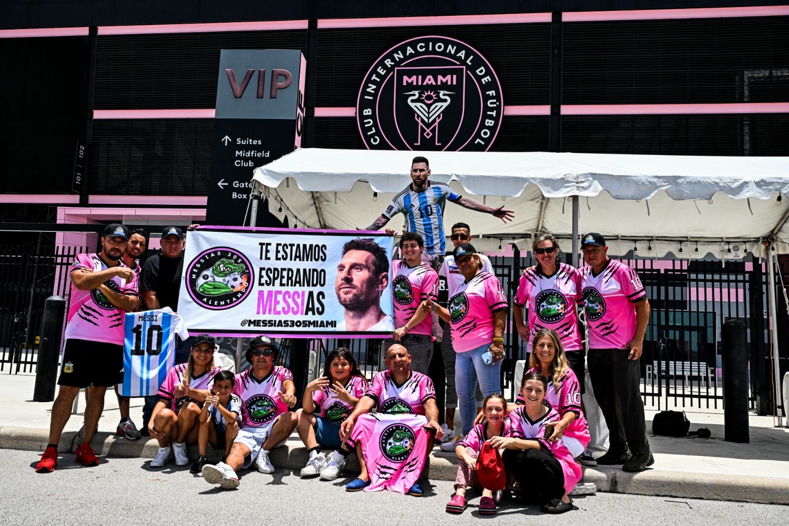 Los hinchas esperan por Messi