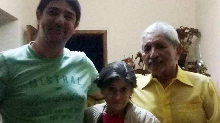 Eliana Saavedra de Hueravilo con su marido y su nieto recuperado.