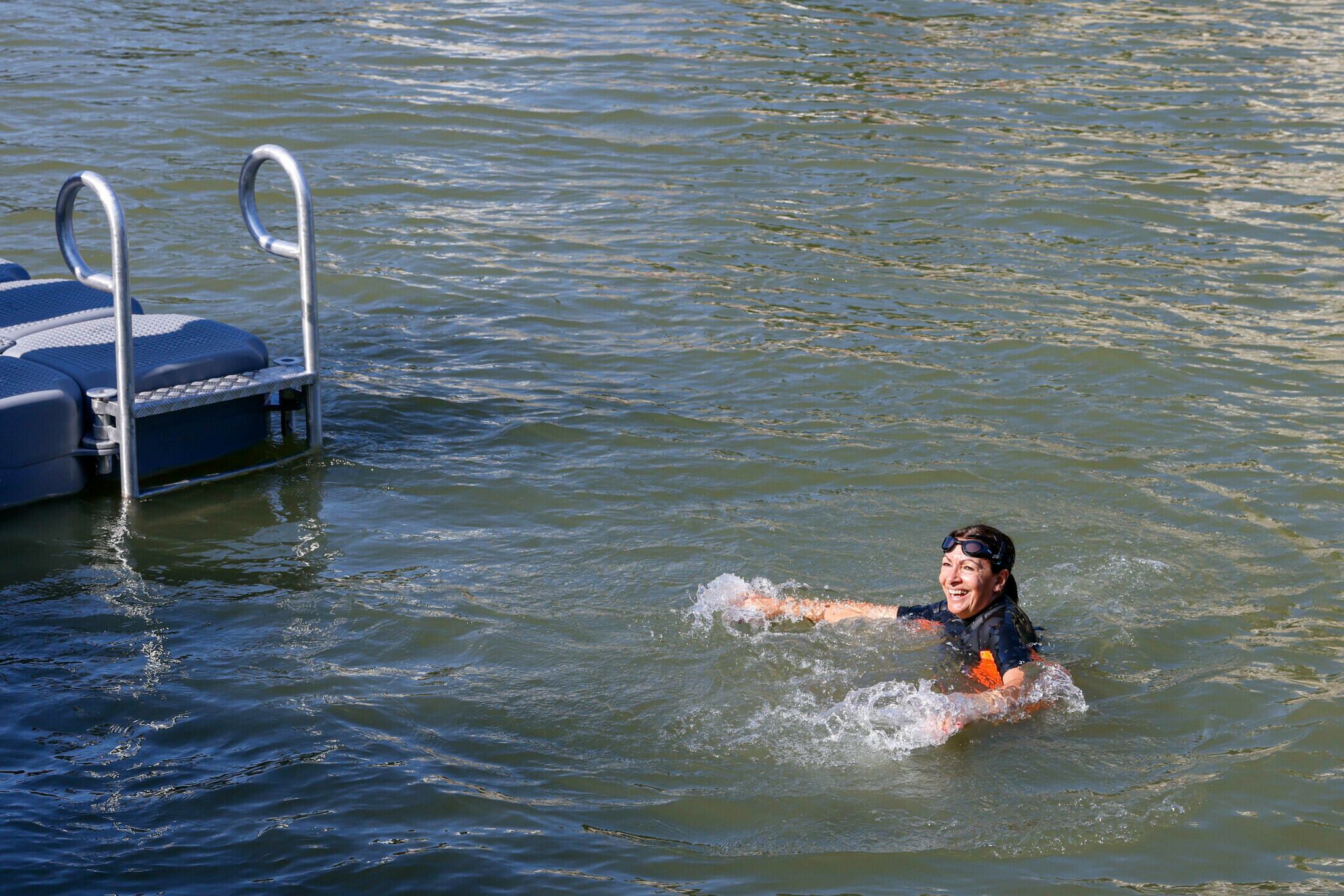 Anne Hidalgo, nuevamente en las aguas del río Sena. Imagen: Le Parisien.