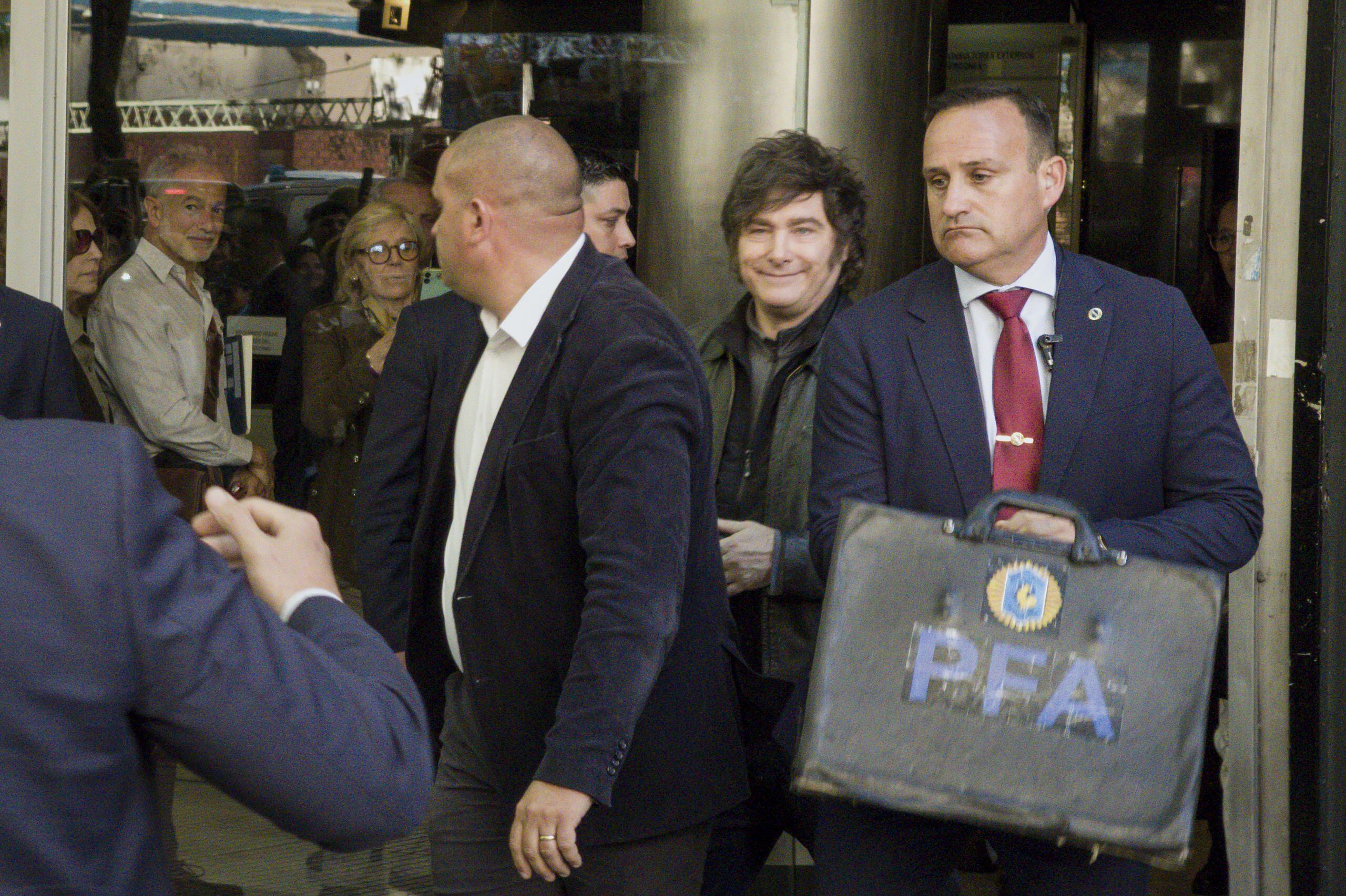 Sin brújula ni cabeza de lista definida en PBA, la campaña libertaria se centra en la figura del Presidente.