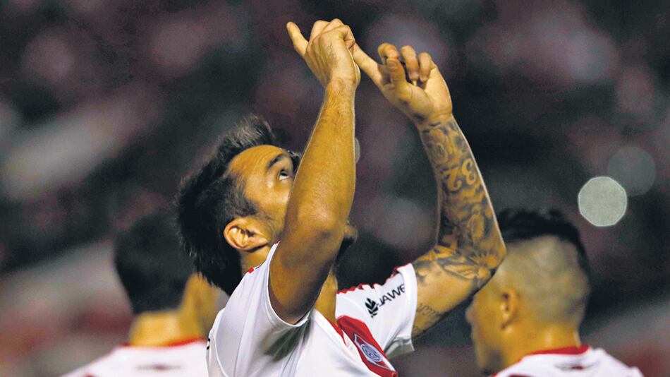 El partido sufrió una demora al final del primer tiempo por un corte de luz en el estadio.