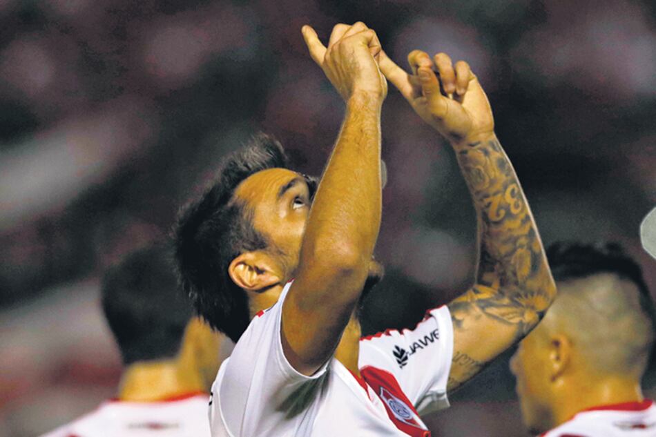 El partido sufrió una demora al final del primer tiempo por un corte de luz en el estadio.
