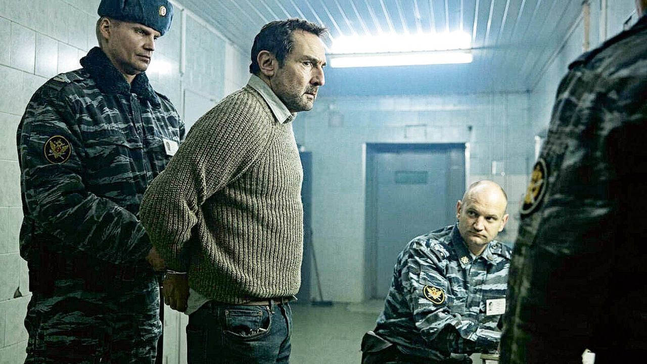 Mathieu Roussel (Gilles Lellouche), un francés en Moscú, es acusado de abuso sexual intrafamiliar.  