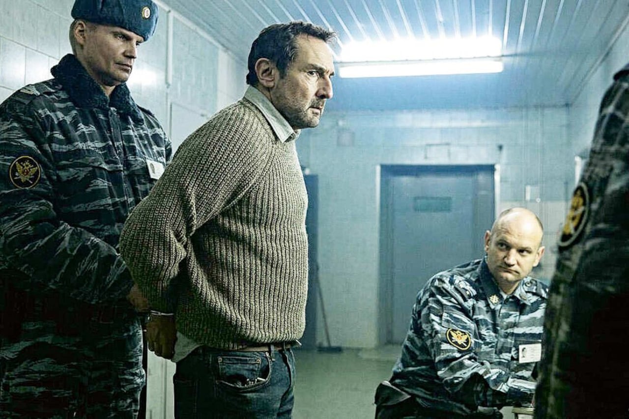 Mathieu Roussel (Gilles Lellouche), un francés en Moscú, es acusado de abuso sexual intrafamiliar.