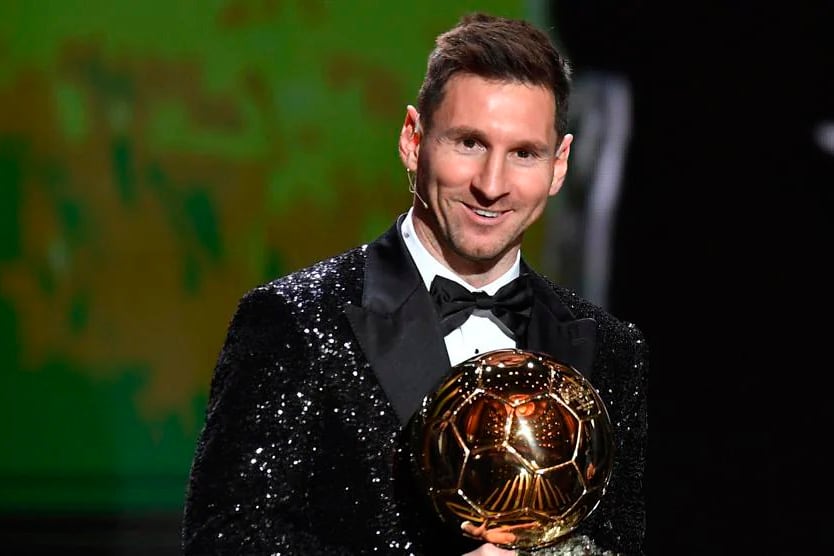 Lionel Messi con su séptimo Balón de Oro, en 2021.