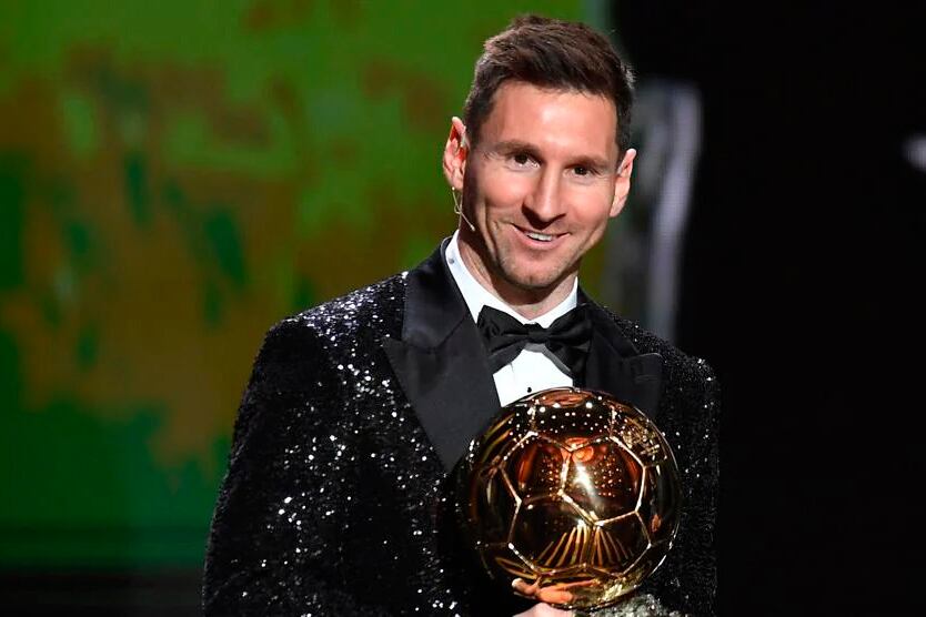 Lionel Messi con su séptimo Balón de Oro, en 2021.