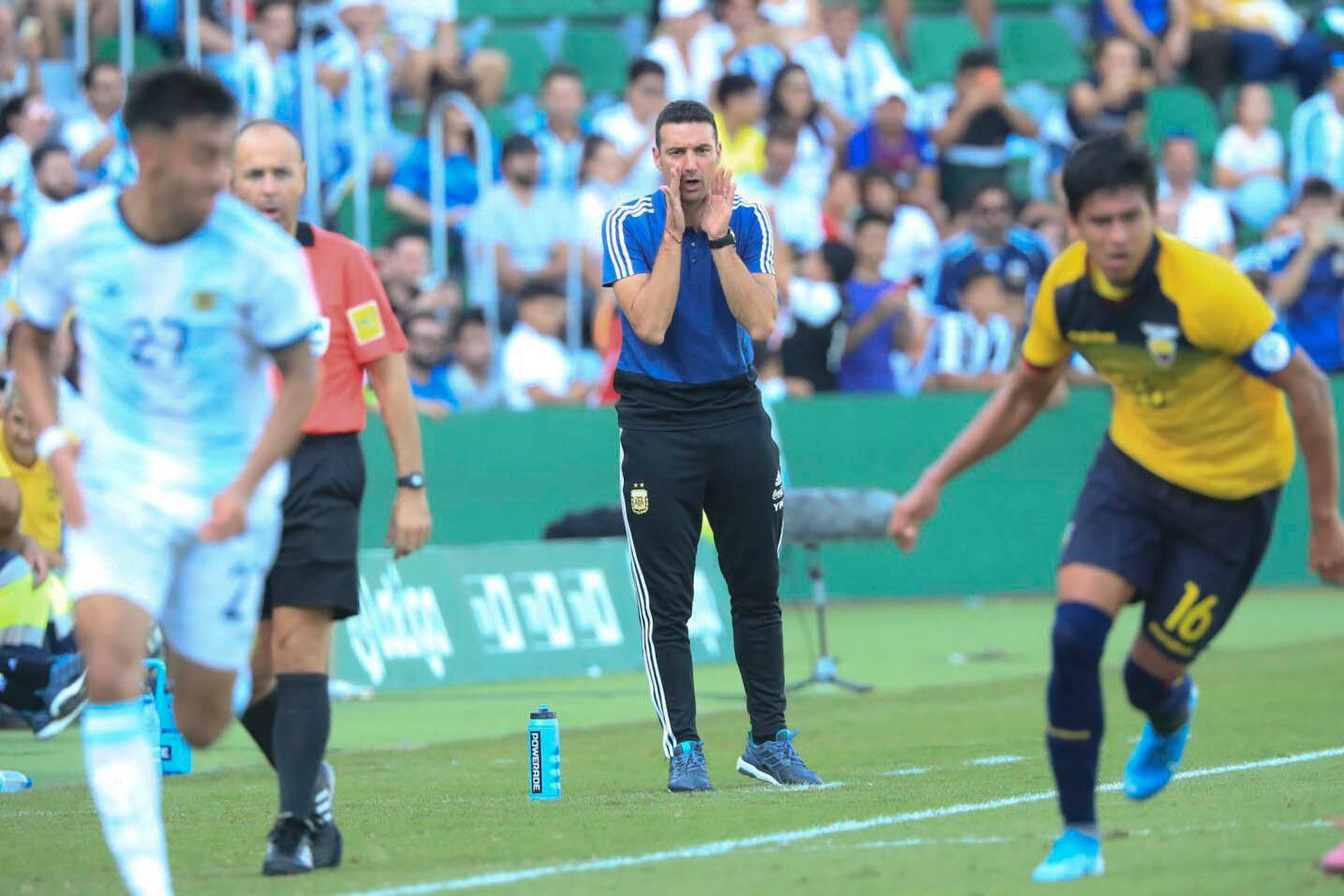 Scaloni da indicaciones. Fuera de foco, Nicolás González y el ecuatoriano Arreaga.