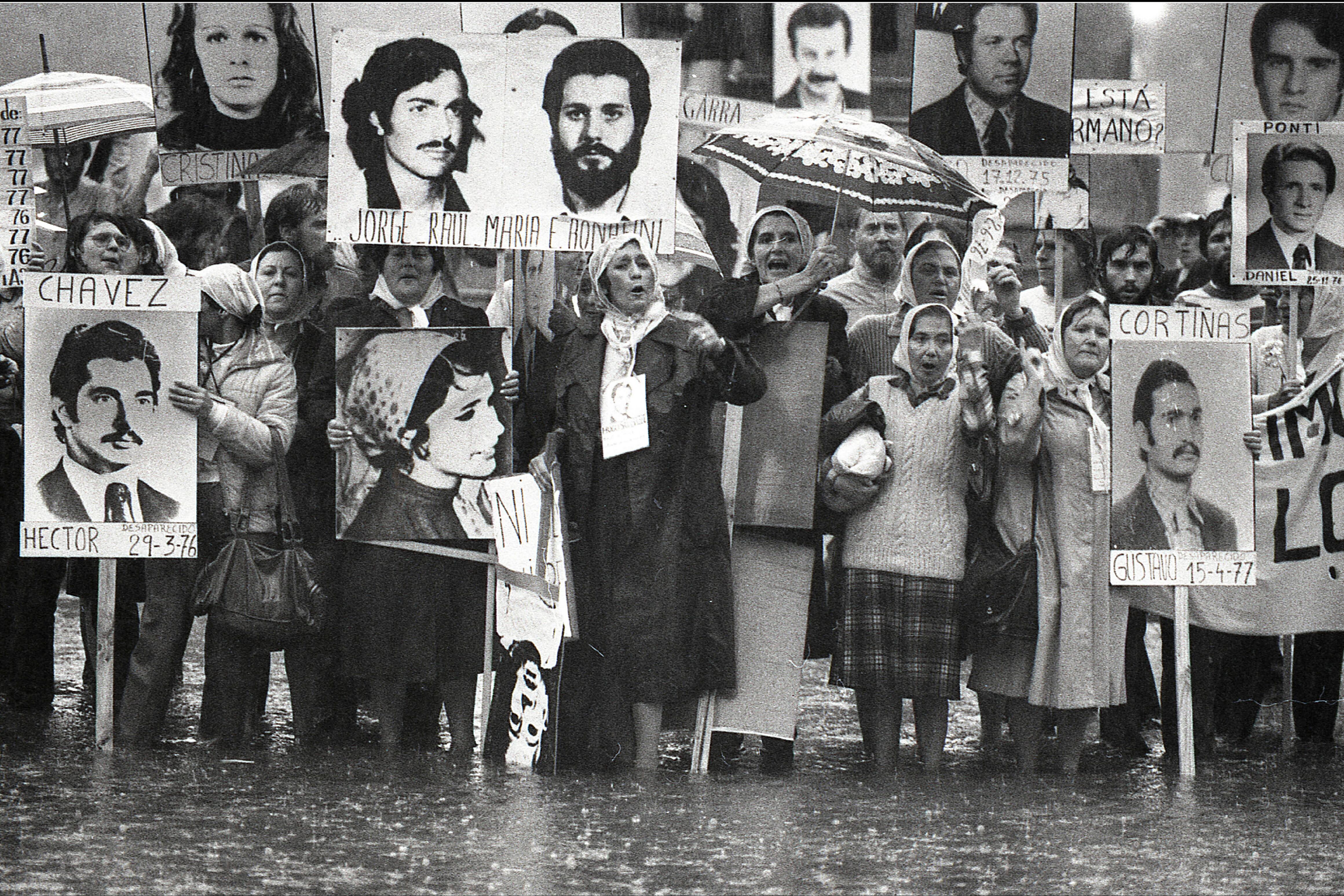 Nora y las Madres en abril de 1983, marchando bajo un diluvio (Imagen de Daniel García)