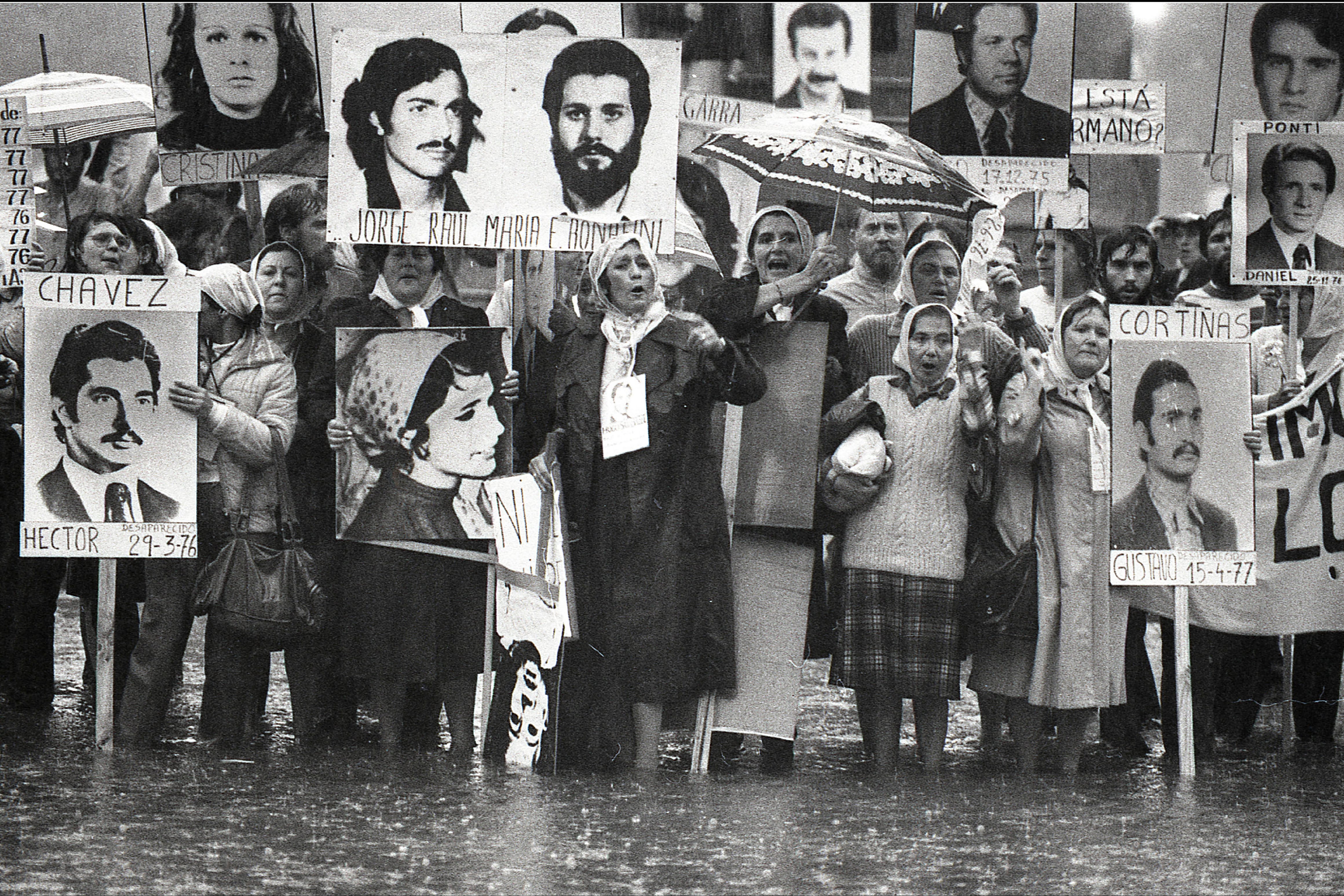 Nora y las Madres en abril de 1983, marchando bajo un diluvio (Imagen de Daniel García)