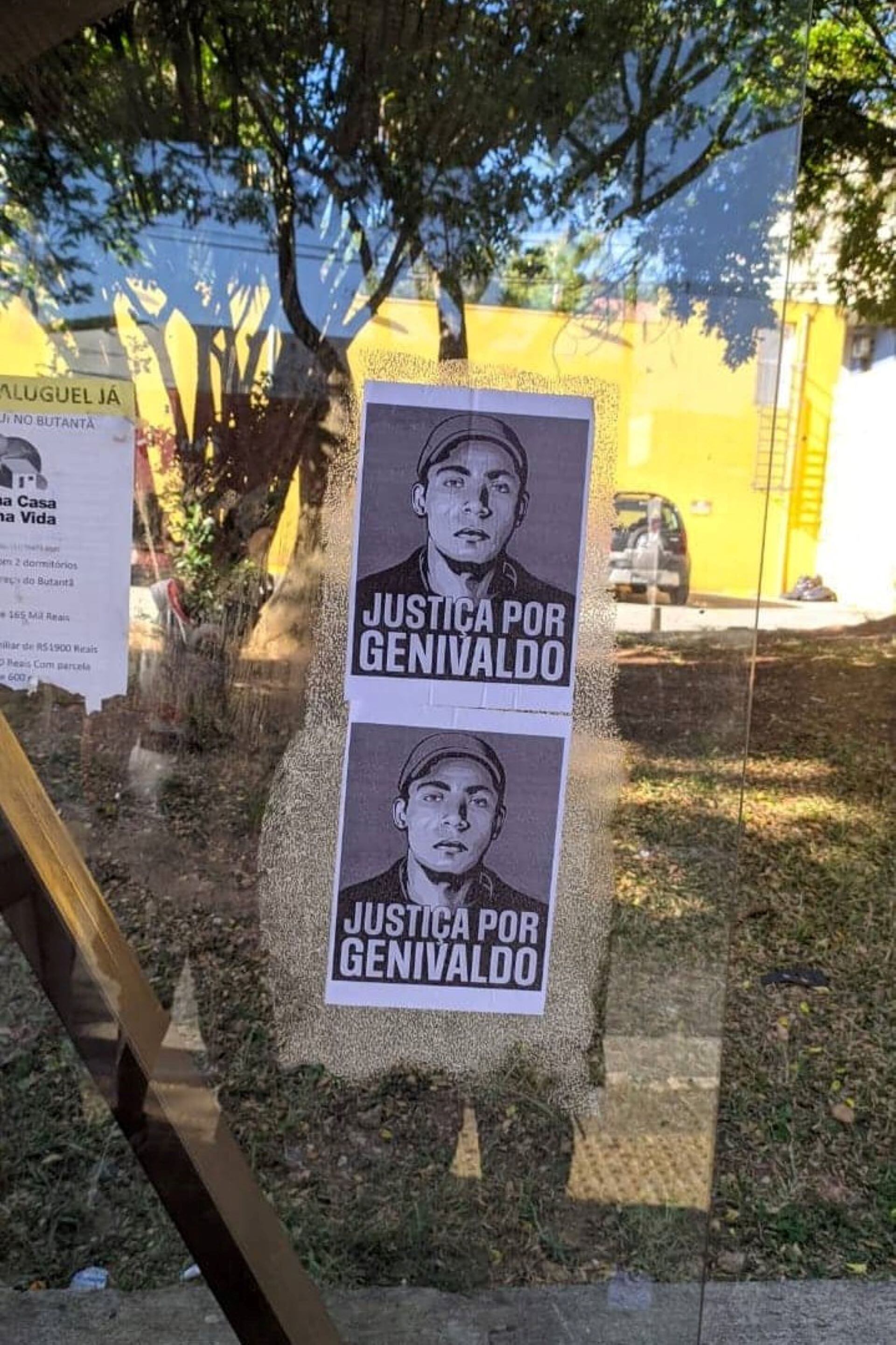 Vecinos y familiares de la víctima de la Policía estatal, pegaron afiches en el lugar donde Genivaldo de Jesús fue detenido en Umbaúba, estado de Sergipe. (Foto: Twitter)