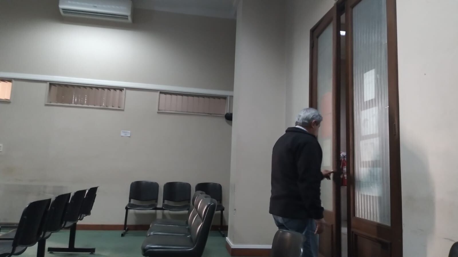 El policía retirado Miguel Verón, tras declarar en el juicio. 